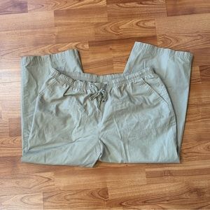 4/$15 Karen Scott beige capris pants
